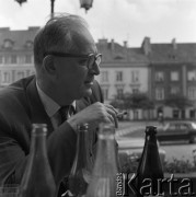 Lata 60. lub 70., Warszawa, Polska.
Pisarz Teodor Parnicki na Rynku Nowego Miasta.
Fot. Irena Jarosińska, zbiory Ośrodka KARTA