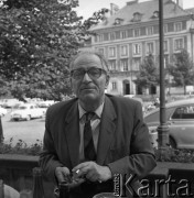 Lata 60. lub 70., Warszawa, Polska.
Pisarz Teodor Parnicki na Rynku Nowego Miasta.
Fot. Irena Jarosińska, zbiory Ośrodka KARTA