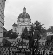 Lata 60. lub 70., Warszawa, Polska.
Pisarz Teodor Parnicki na Rynku Nowego Miasta. W tle kościół Sakramentek pod wezwaniem św. Kazimierza.
Fot. Irena Jarosińska, zbiory Ośrodka KARTA