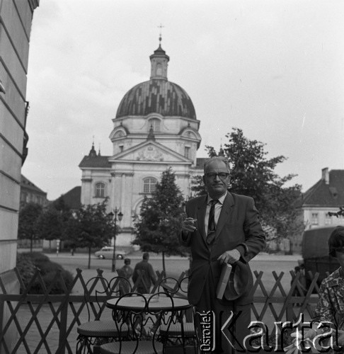 Lata 60. lub 70., Warszawa, Polska.
Pisarz Teodor Parnicki na Rynku Nowego Miasta. W tle kościół Sakramentek pod wezwaniem św. Kazimierza.
Fot. Irena Jarosińska, zbiory Ośrodka KARTA