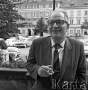 Lata 60. lub 70., Warszawa, Polska.
Pisarz Teodor Parnicki na Rynku Nowego Miasta.
Fot. Irena Jarosińska, zbiory Ośrodka KARTA