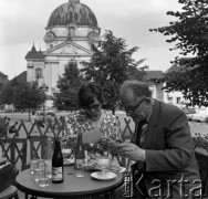 Lata 60. lub 70., Warszawa, Polska.
Pisarz Teodor Parnicki z żoną na Rynku Nowego Miasta. W tle kościół Sakramentek pod wezwaniem św. Kazimierza.
Fot. Irena Jarosińska, zbiory Ośrodka KARTA