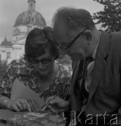 Lata 60. lub 70., Warszawa, Polska.
Pisarz Teodor Parnicki z żoną na Rynku Nowego Miasta. W tle kościół Sakramentek pod wezwaniem św. Kazimierza.
Fot. Irena Jarosińska, zbiory Ośrodka KARTA