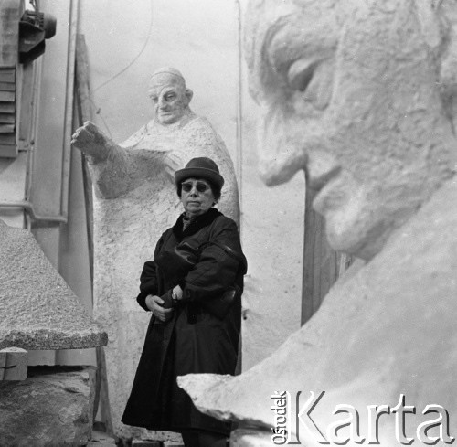 1968, Wrocław, Polska.
Rzeźbiarka Ludwika Nitschowa przy pomniku papieża Jana XXIII.
Fot. Irena Jarosińska, zbiory Ośrodka KARTA