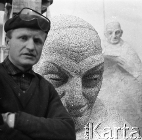 1968, Wrocław, Polska.
Mężczyzna na tle pomnika papieża Jana XXIII autorstwa Ludwiki Nitschowej.
Fot. Irena Jarosińska, zbiory Ośrodka KARTA