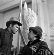 1968, Wrocław, Polska.
Rzeźbiarka Ludwika Nitschowa. W tle fragment pomnika papieża Jana XXIII.
Fot. Irena Jarosińska, zbiory Ośrodka KARTA