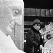 1968, Wrocław, Polska.
Rzeźbiarka Ludwika Nitschowa przy pomniku papieża Jana XXIII.
Fot. Irena Jarosińska, zbiory Ośrodka KARTA