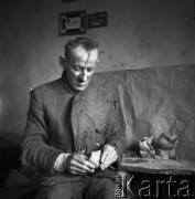 1965, Iłża, Polska.
Garncarz i rzeźbiarz ludowy.
Fot. Irena Jarosińska, zbiory Ośrodka KARTA   
