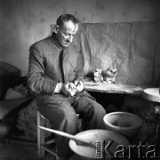 1965, Iłża, Polska.
Garncarz i rzeźbiarz ludowy.
Fot. Irena Jarosińska, zbiory Ośrodka KARTA   
