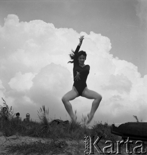 1960, Warszawa, Polska.
Tancerka Barbara Bittnerówna - primabalerina Opery Poznańskiej, Opery Śląskiej i Opery Narodowej w Warszawie.
Fot. Irena Jarosińska, zbiory Ośrodka KARTA   
