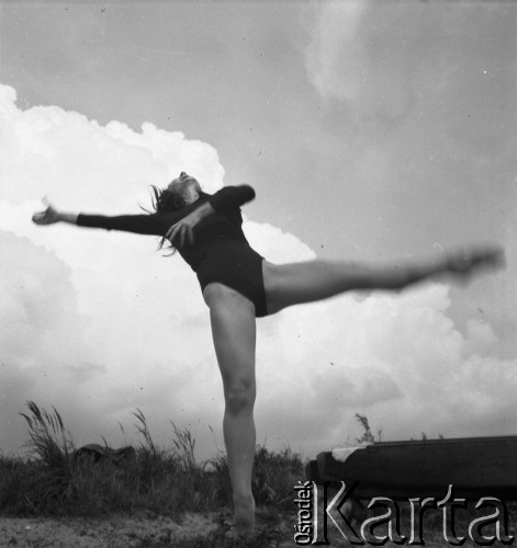 1960, Warszawa, Polska.
Tancerka Barbara Bittnerówna - primabalerina Opery Poznańskiej, Opery Śląskiej i Opery Narodowej w Warszawie.
Fot. Irena Jarosińska, zbiory Ośrodka KARTA