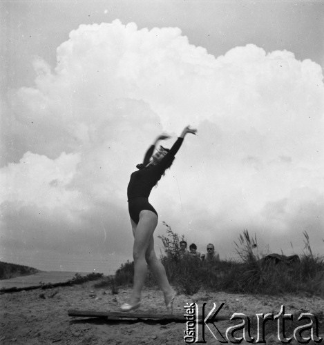 1960, Warszawa, Polska.
Tancerka Barbara Bittnerówna - primabalerina Opery Poznańskiej, Opery Śląskiej i Opery Narodowej w Warszawie.
Fot. Irena Jarosińska, zbiory Ośrodka KARTA