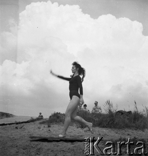 1960, Warszawa, Polska.
Tancerka Barbara Bittnerówna - primabalerina Opery Poznańskiej, Opery Śląskiej i Opery Narodowej w Warszawie.
Fot. Irena Jarosińska, zbiory Ośrodka KARTA