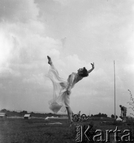 1960, Warszawa, Polska.
Tancerka Barbara Bittnerówna - primabalerina Opery Poznańskiej, Opery Śląskiej i Opery Narodowej w Warszawie.
Fot. Irena Jarosińska, zbiory Ośrodka KARTA