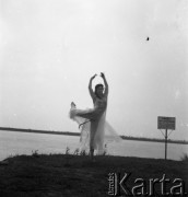 1960, Warszawa, Polska.
Tancerka Barbara Bittnerówna - primabalerina Opery Poznańskiej, Opery Śląskiej i Opery Narodowej w Warszawie.
Fot. Irena Jarosińska, zbiory Ośrodka KARTA