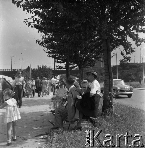 Lata 70., Warszawa, Polska.
Nad Wisłą w okolicach mostu Poniatowskiego.
Fot. Irena Jarosińska, zbiory Ośrodka KARTA
