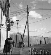 Lata 50. lub 60., Warszawa, Polska.
Wylot ulicy Świętojańskiej na Plac Zamkowy. Po lewej kamienica Kościelskich przy ulicy Świętojańskiej 2.
Fot. Irena Jarosińska, zbiory Ośrodka KARTA