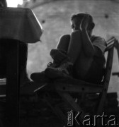 Lata 60. lub 70., Warszawa, Polska.
Chłopiec przy Barbakanie.
Fot. Irena Jarosińska, zbiory Ośrodka KARTA