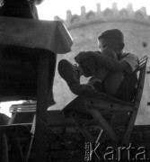 Lata 60. lub 70., Warszawa, Polska.
Chłopiec przy Barbakanie.
Fot. Irena Jarosińska, zbiory Ośrodka KARTA