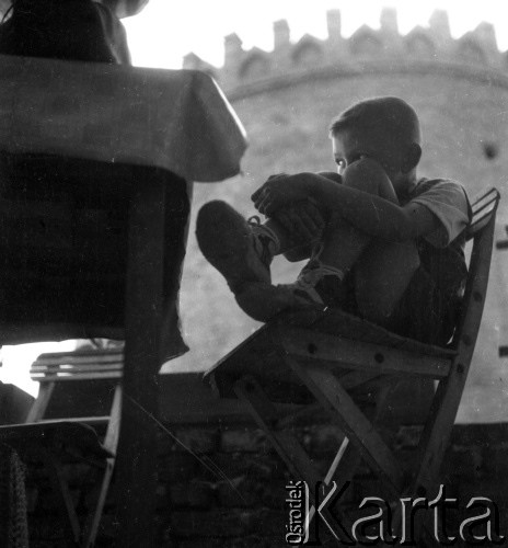 Lata 60. lub 70., Warszawa, Polska.
Chłopiec przy Barbakanie.
Fot. Irena Jarosińska, zbiory Ośrodka KARTA