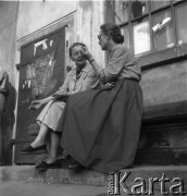 Lata 60. lub 70., Warszawa, Polska.
Kobiety na Starym Mieście.
Fot. Irena Jarosińska, zbiory Ośrodka KARTA
