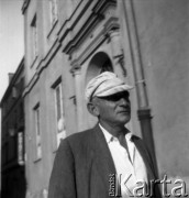 Lata 60. lub 70., Warszawa, Polska.
Mężczyzna.
Fot. Irena Jarosińska, zbiory Ośrodka KARTA