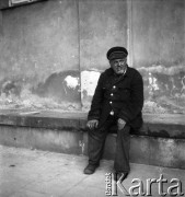 Lata 60. lub 70., Warszawa, Polska.
Mężczyzna.
Fot. Irena Jarosińska, zbiory Ośrodka KARTA