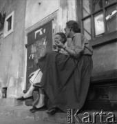 Lata 60. lub 70., Warszawa, Polska.
Kobiety na Starym Mieście.
Fot. Irena Jarosińska, zbiory Ośrodka KARTA
