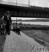 Lata 50. lub 60., Warszawa, Polska.
Nad Wisłą w pobliżu mostu Śląsko-Dąbrowskiego.
Fot. Irena Jarosińska, zbiory Ośrodka KARTA
