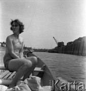 Lata 50. lub 60., Warszawa, Polska.
Kobieta w łodzi na Wiśle.
Fot. Irena Jarosińska, zbiory Ośrodka KARTA