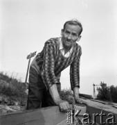 Lata 50. lub 60., Warszawa, Polska.
Mężczyzna przy łodzi.
Fot. Irena Jarosińska, zbiory Ośrodka KARTA