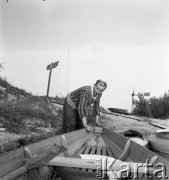 Lata 50. lub 60., Warszawa, Polska.
Mężczyzna przy łodzi.
Fot. Irena Jarosińska, zbiory Ośrodka KARTA