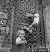 Lata 50. lub 60., Polska.
Dzieci.
Fot. Irena Jarosińska, zbiory Ośrodka KARTA