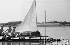 Lata 50. lub 60., Warszawa, Polska.
Załoga tratwy.
Fot. Irena Jarosińska, zbiory Ośrodka KARTA
