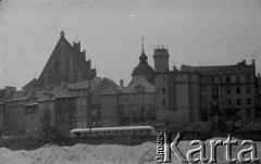 Lata 50. lub 60., Warszawa, Polska.
Stare Miasto od strony Pragi. Bazylika Archikatedralna św. Jana Chrzciciela (po lewej), dalej wieżyczka Sanktuarium Najświętszej Maryi Panny Łaskawej na ulicy Świętojańskiej 10.
Fot. Irena Jarosińska, zbiory Ośrodka KARTA