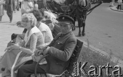 Lata 50. lub 60., Warszawa, Polska.
Osoby siedzące na ławce w pobliżu mostu Poniatowskiego.
Fot. Irena Jarosińska, zbiory Ośrodka KARTA