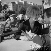 Lata 50. lub 60., Warszawa, Polska.
Kawiarnia w Alejach Ujazdowskich w pobliżu placu Na Rozdrożu.
Fot. Irena Jarosińska, zbiory Ośrodka KARTA