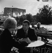 Lata 50. lub 60., Warszawa, Polska.
Kawiarnia w Alejach Ujazdowskich w pobliżu placu Na Rozdrożu.
Fot. Irena Jarosińska, zbiory Ośrodka KARTA