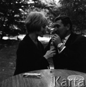 Lata 50. lub 60., Warszawa, Polska.
Para w kawiarni.
Fot. Irena Jarosińska, zbiory Ośrodka KARTA