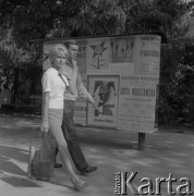 Lata 50. lub 60., Warszawa, Polska.
Kobieta i mężczyzna.
Fot. Irena Jarosińska, zbiory Ośrodka KARTA