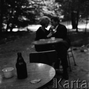 Lata 50. lub 60., Warszawa, Polska.
Para w kawiarni.
Fot. Irena Jarosińska, zbiory Ośrodka KARTA