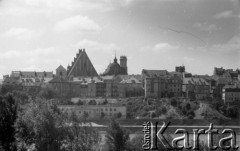 Lata 50. lub 60., Warszawa, Polska.
Stare Miasto od strony Pragi. Bazylika Archikatedralna św. Jana Chrzciciela (po lewej), dalej wieżyczka Sanktuarium Najświętszej Maryi Panny Łaskawej na ulicy Świętojańskiej 10.
Fot. Irena Jarosińska, zbiory Ośrodka KARTA