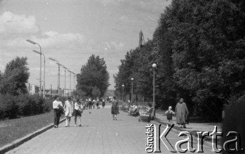 Lata 50. lub 60., Warszawa, Polska.
Okolice Miejskiego Ogrodu Zoologicznego od strony ulicy Wybrzeże Helskie. W tle nasyp Kolei Nadwiślańskiej i wjazd na Most Gdański.
Fot. Irena Jarosińska, zbiory Ośrodka KARTA