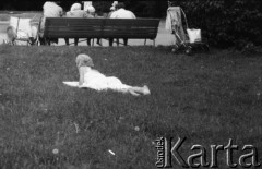 Lata 50. lub 60., Warszawa, Polska.
Kobieta leżąca na trawniku.
Fot. Irena Jarosińska, zbiory Ośrodka KARTA
