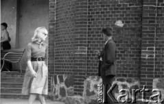 Lata 50. lub 60., Warszawa, Polska.
Kobieta i mężczyzna.
Fot. Irena Jarosińska, zbiory Ośrodka KARTA