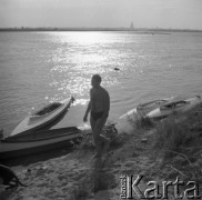 Lata 50. lub 60., Warszawa, Polska.
Stanisław Pieniążek - mąż fotografki Ireny Jarosińskiej - nad Wisłą. W oddali Pałac Kultury i Nauki.
Fot. Irena Jarosińska, zbiory Ośrodka KARTA