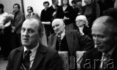 styczeń 1982, Warszawa, Polska.
Ślub cywilny Koji Kamoji. Na zdjęciu Edward Krasiński (1. z lewej) i Henryk Stażewski (1. z lewej w drugim rzędzie)
Fot. Irena Jarosińska, zbiory Ośrodka KARTA