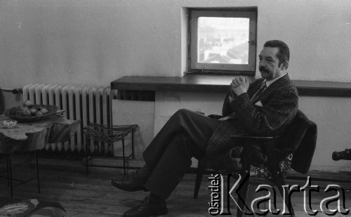 lata 80-te, Warszawa, Polska.
Profesor Wojciech Gasparski w pracowni Ireny Jarosińskiej.
Fot. Irena Jarosińska, zbiory Ośrodka KARTA.
