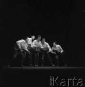 1956, Warszawa, Polska
Występ sceniczny kabaretu „Koń”. Na scenie Zdzisław Leśniak (1. z lewej), Wiesław Gołas (w środku), Mieczysław Stoor, Stanisław Wyszyński i Jerzy Dąbrowski
Fot. Irena Jarosińska, zbiory Ośrodka KARTA
