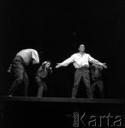 1956, Warszawa, Polska
Występ sceniczny kabaretu „Koń”. Na scenie Zdzisław Leśniak (w środku), Wiesław Gołas, Mieczysław Stoor, Stanisław Wyszyński i Jerzy Dąbrowski
Fot. Irena Jarosińska, zbiory Ośrodka KARTA
